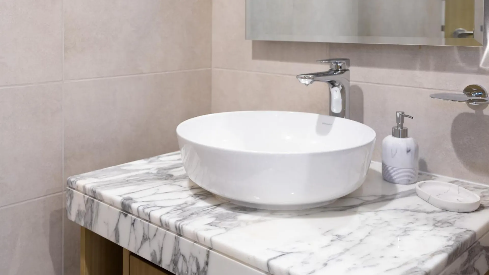 Keyrock Living - Elevated Luxury In Business Bay Apartment Dubai