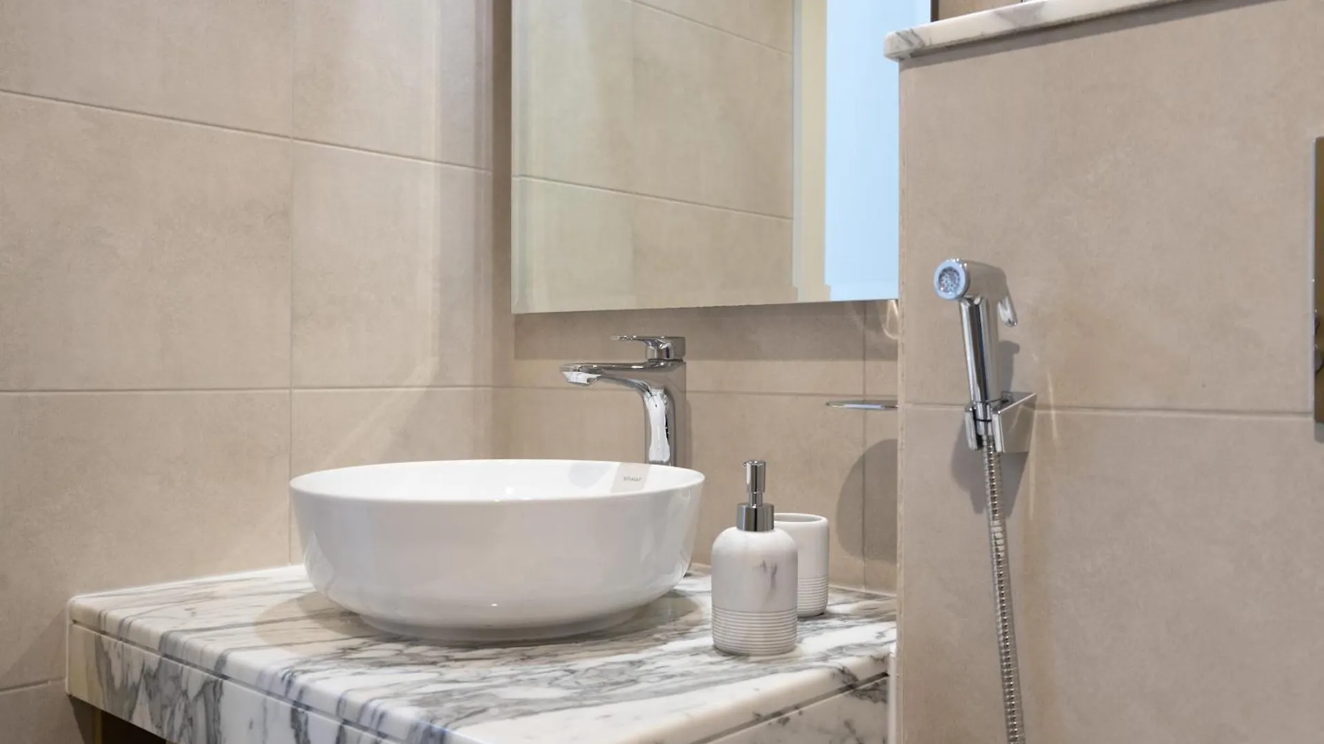 Keyrock Living - Elevated Luxury In Business Bay Apartment Dubai